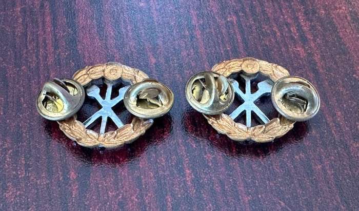 SA support services collar badge pair. Worn 1976-1983. Pins intact