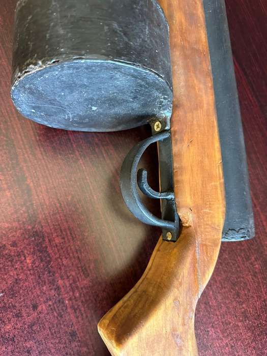 Well made metal and wood rifle from the Rhodesian war period. Come with kit and uniforms from a form
