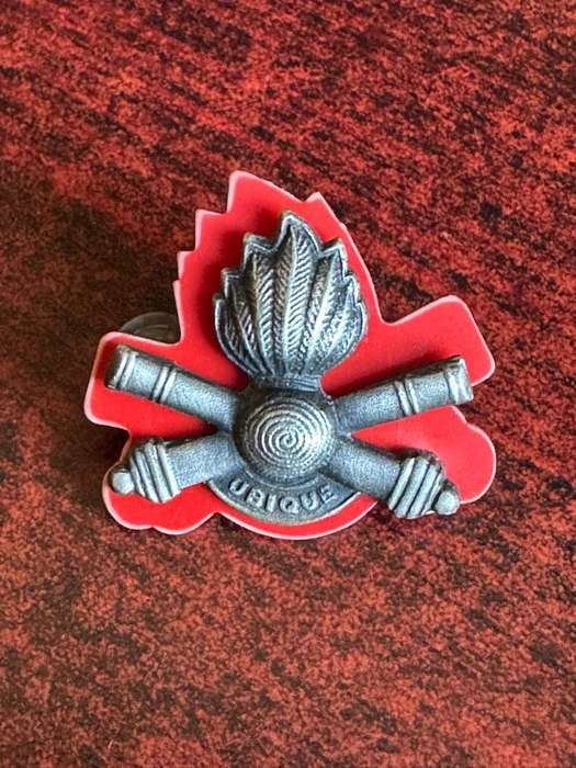 10 Artillery brigade,smaller beret badge. Worn from 1987. 2x Screw lugs.