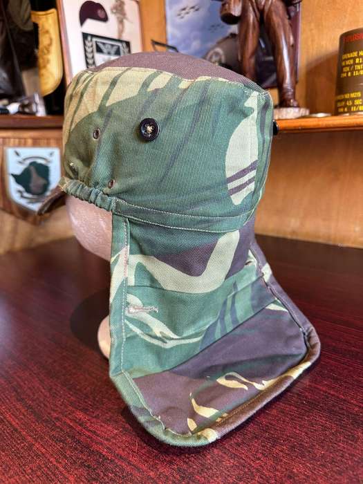Original Rhodesian camo flap cap. Good condition with no damage, inside ring measures 54 cm.