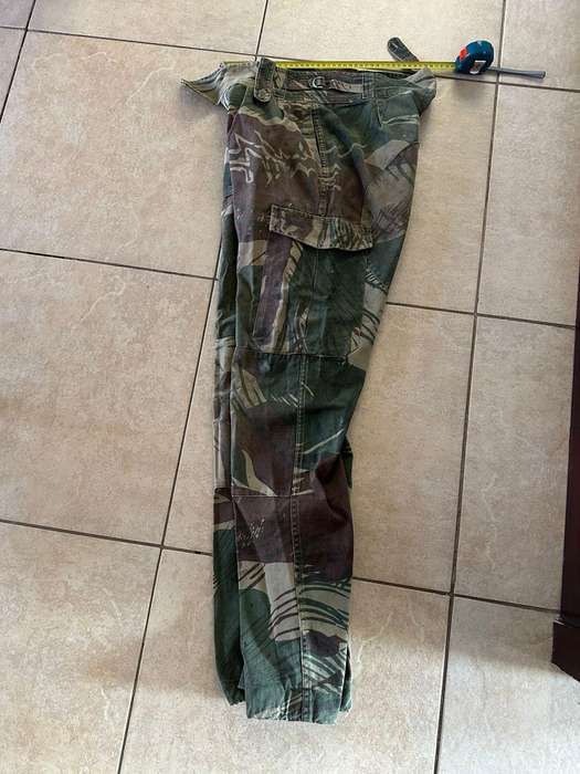 Rhodesian camo trousers. Reinforced back side. Please look at pictures for size. 3 Buttons missing.