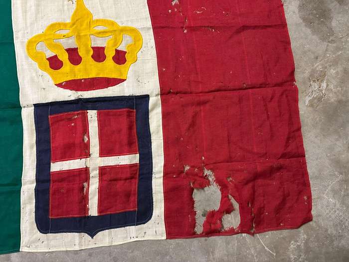 Original WW2 Italian flag. Measures 95x150 cm. Condition, well used. Double sided.
