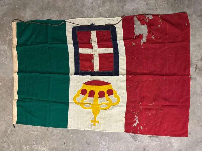 Original WW2 Italian flag. Measures 95x150 cm. Condition, well used. Double sided.