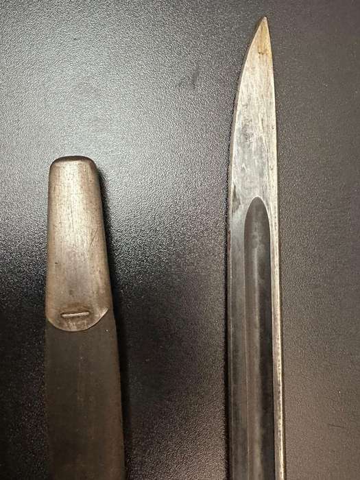 1907 Pattern bayonet with scabbard. Please look at pictures for markings. Still good condition.