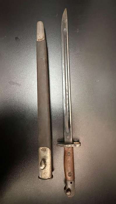 1907 Pattern bayonet with scabbard. Please look at pictures for markings. Still good condition.