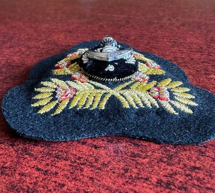SA Navy Warrant officers cap badge. 1961-2003. Bullion wire badge with variation in the Lion's tail.