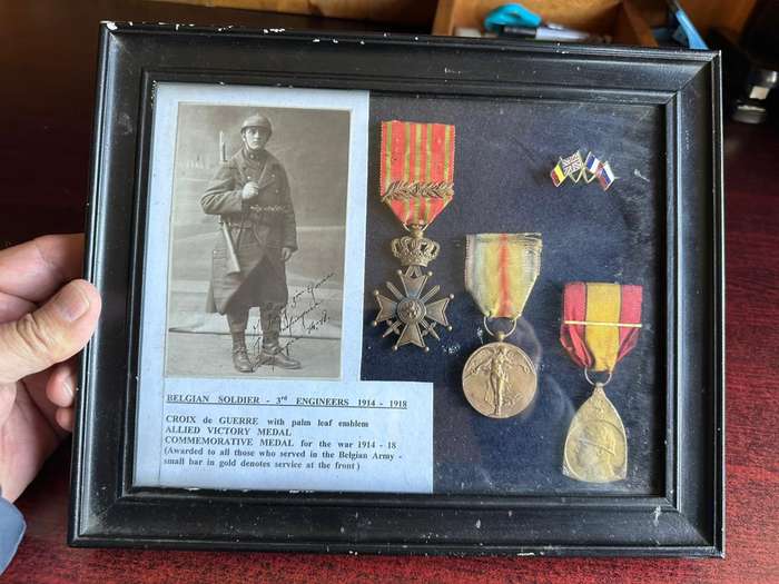 WW1 medals. Awarded to a Belgian soldier, 3rd engineers 1914-18. Framed with a signed picture of the