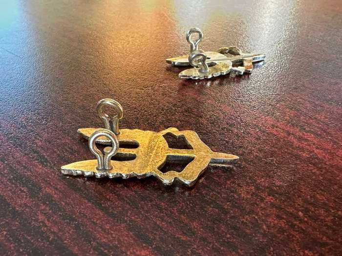 Rhodesia SAS anodised cap and one collar badge. Original. Lugs complete. 1960-1980.