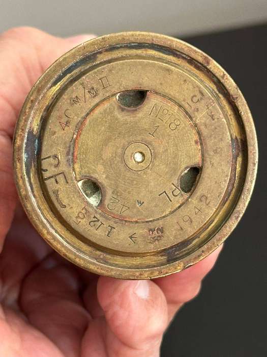 WW2 40mm anti-craft shell. Dated 1942. Height 31 cm.