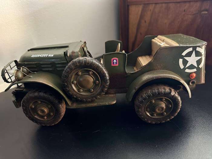 Metal military jeep with a lot of character (for display purpose)-length 35cm, height 14,5cm, width