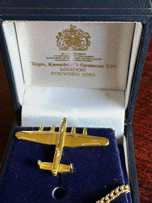 Vintage air force tie pin in original holder. WW2.