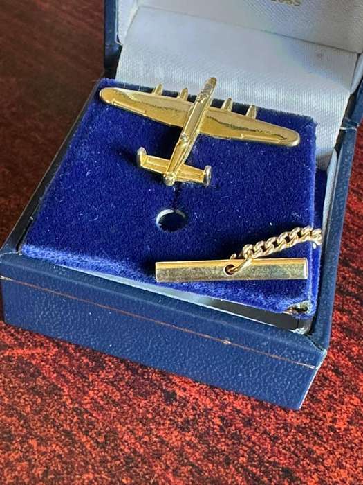 Vintage air force tie pin in original holder. WW2.