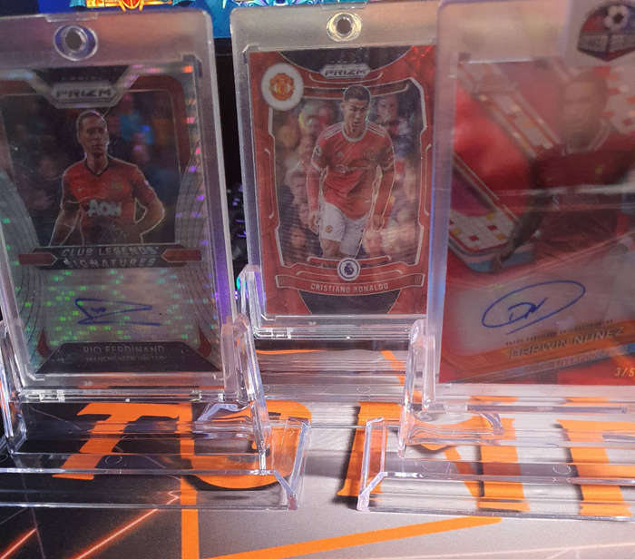1 Manetic Toploader + 1 PREMIUM stand (BEST way to display your trading cards!)