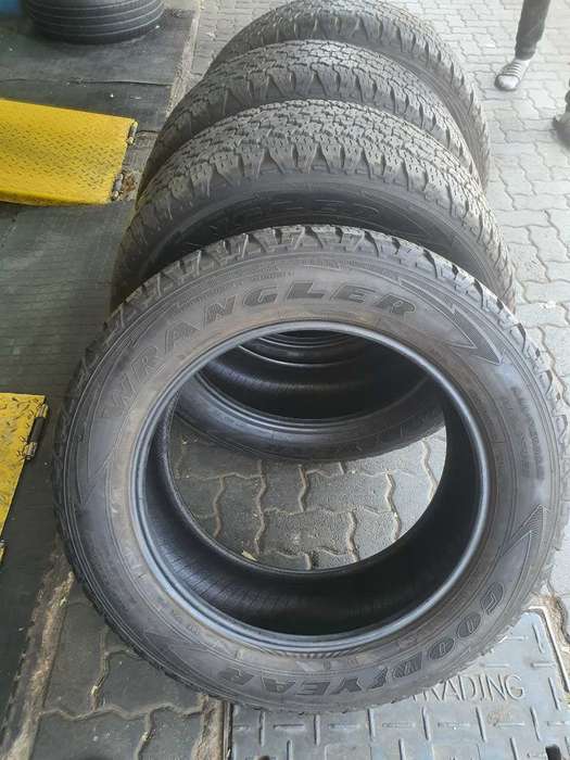 255/60/20 Goodyear Wranglar AT. Very good condition