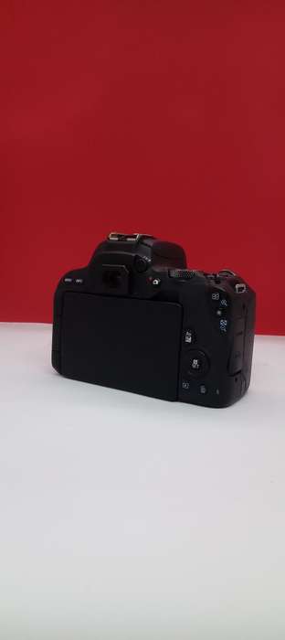 Canon 200D slr camera