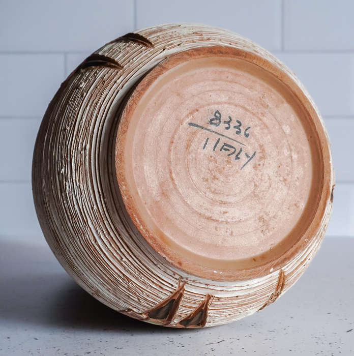 Mid-century Italian pottery, marked 'Italy' with model number 8336
