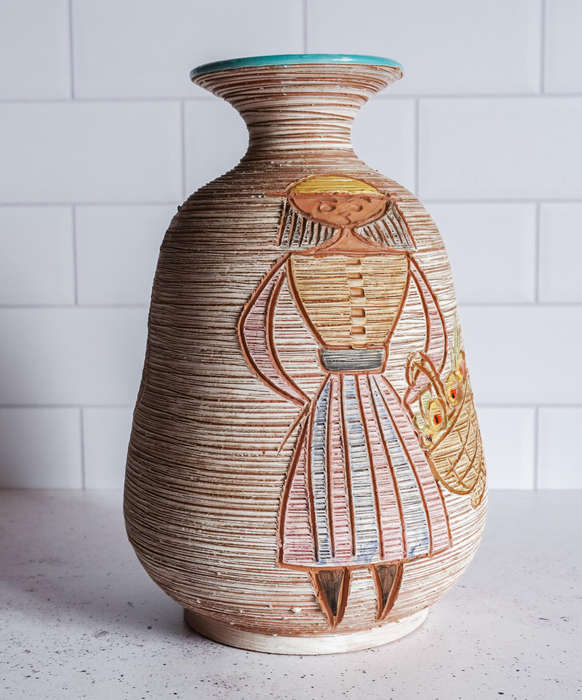 Mid-century Italian pottery, marked 'Italy' with model number 8336