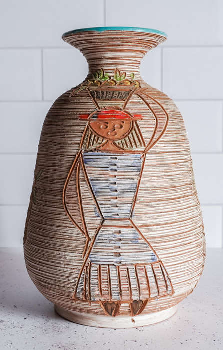 Mid-century Italian pottery, marked 'Italy' with model number 8336