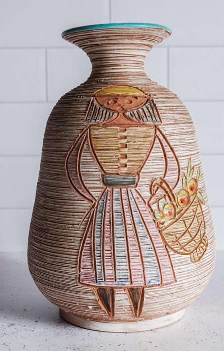 Mid-century Italian pottery, marked 'Italy' with model number 8336