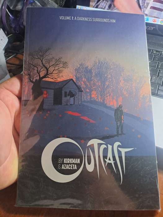 Outcast vol.1 A Darkness Surrounds Him [ISBN 9781632150530] (Image)