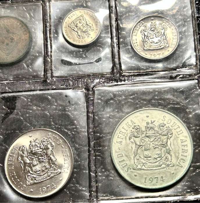 1974 UNC MINTPACK WITH COLLECTABLE R1 and 1/2CENT