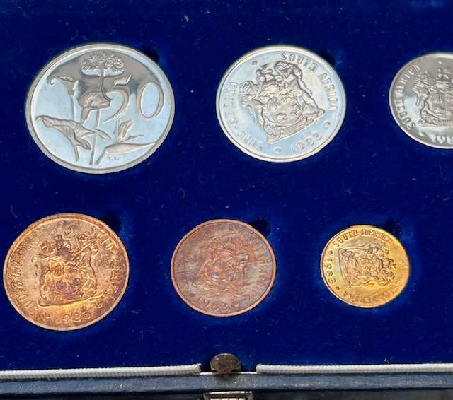 1974 PROOF COIN SET IN EXCEPTIONAL CONDITION SEE ONE RAND COIN (SEE OTHER 1974 LOTS ON AUCTION)