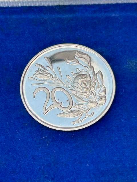 1974 PROOF COIN SET IN EXCEPTIONAL CONDITION SEE ONE RAND COIN (SEE OTHER 1974 LOTS ON AUCTION)