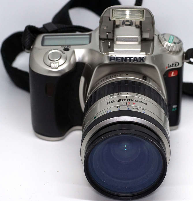 Pentax ist D CCD APSC DSLR with lens