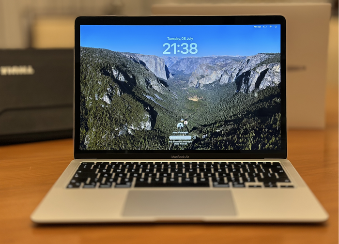 MacBook Air M1 256GB SSD, Silver, Pristine Condition + Thule Case