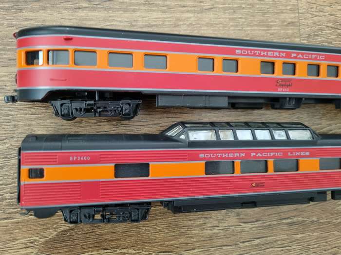 H0 Scale - Passenger cars in Southern Pacific livery.
