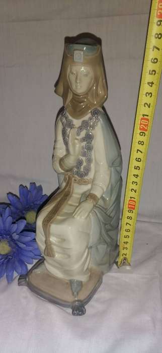 LLADRO GOTHIC QUEEN PORCELAIN FIGURINE