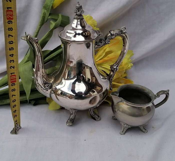 VINTAGE SILVER PLATE COFFEE POT AND MILK JUG SET