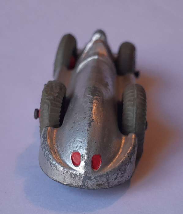 Dinky Toys 23e Speed of the Wind Racing Car. 10.3cm.