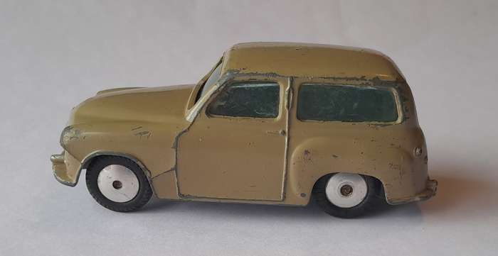 Corgi Toys 206 Hillman Husky Estate (Unboxed). 8.6cm.