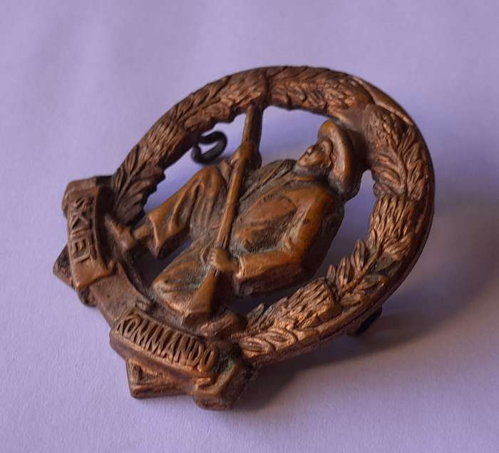 SA Army Skiet Commando Cap Badge.  Lugs Intact.