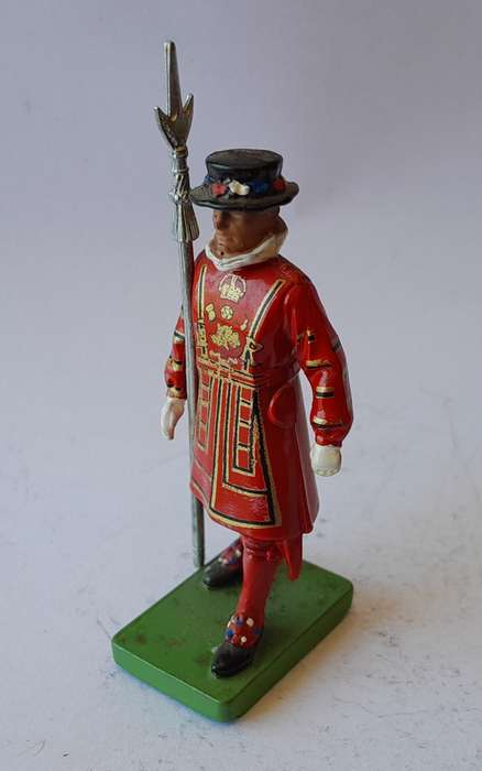 William Britains Beefeater Lead Figurine.  7cm