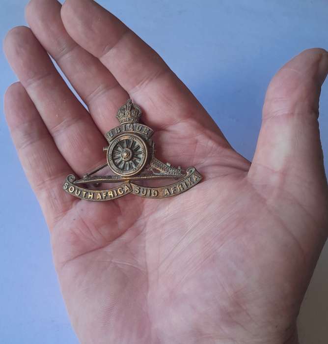 WW2 SA Artillery Cap Badge.  Rotating Wheel.  Lugs Intact.