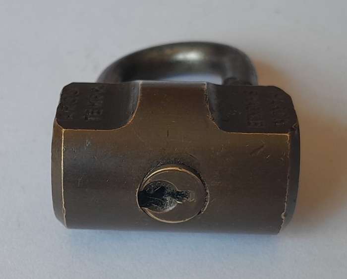 Vintage Viro Italy Hardn. Shackle Lock.  No Key.  4 x 3cm