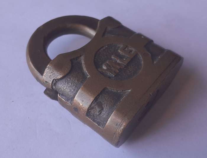 Antique Large Solid Brass YALE Padlock. 6.5 x 5.5 cm. No Key.