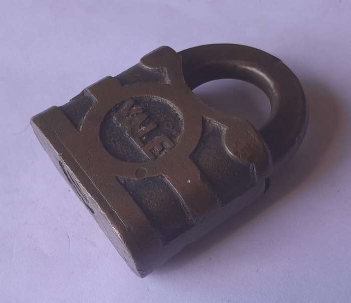 Antique Large Solid Brass YALE Padlock. 6.5 x 5.5 cm. No Key.