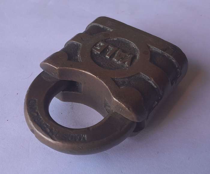 Antique Large Solid Brass YALE Padlock. 6.5 x 5.5 cm. No Key.