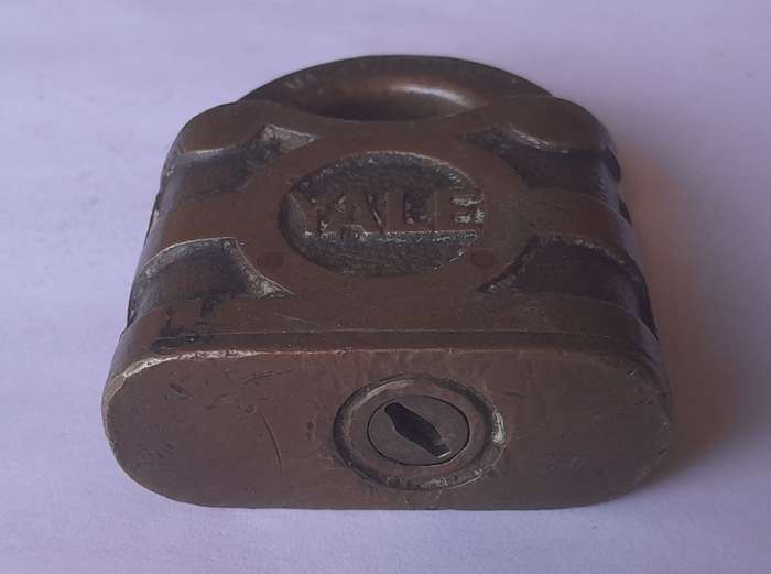 Antique Large Solid Brass YALE Padlock. 6.5 x 5.5 cm. No Key.