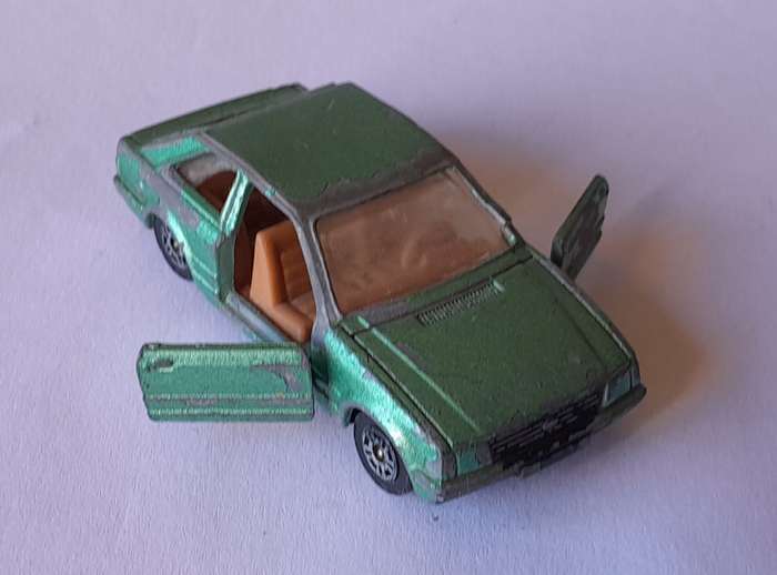 1980's Corgi Die Cast Ford Estcourt.  Opening Doors.