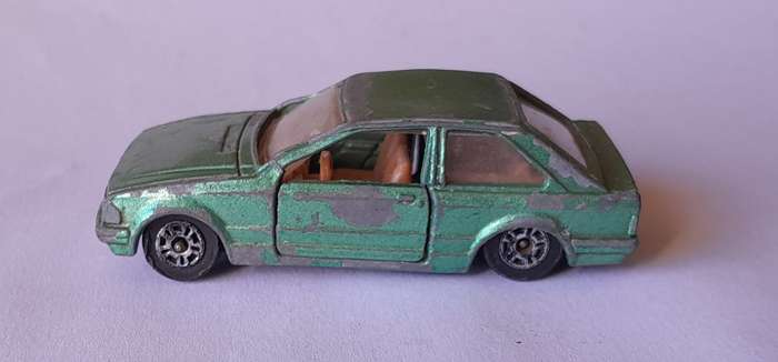 1980's Corgi Die Cast Ford Estcourt.  Opening Doors.
