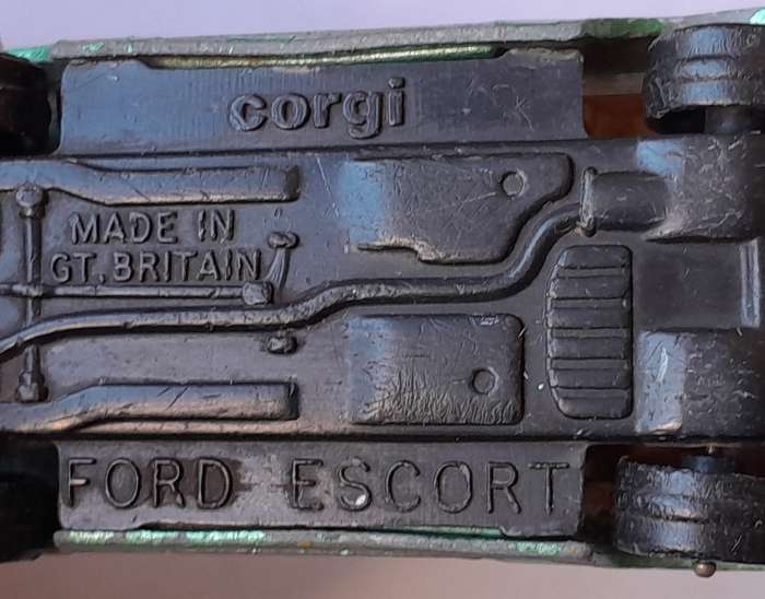 1980's Corgi Die Cast Ford Estcourt.  Opening Doors.