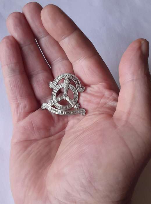 Early Suid Afrikaanse Noodhulp Liga Badge.  Lugs Intact.