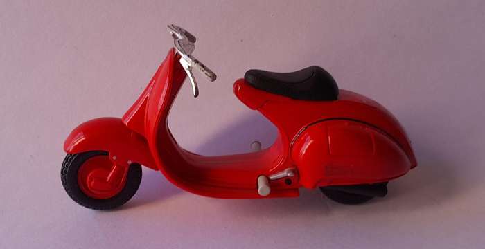Vintage Maisto Die-Cast Vespa 98cc Corsa (1947).  Scale 1/18.  9.5cm
