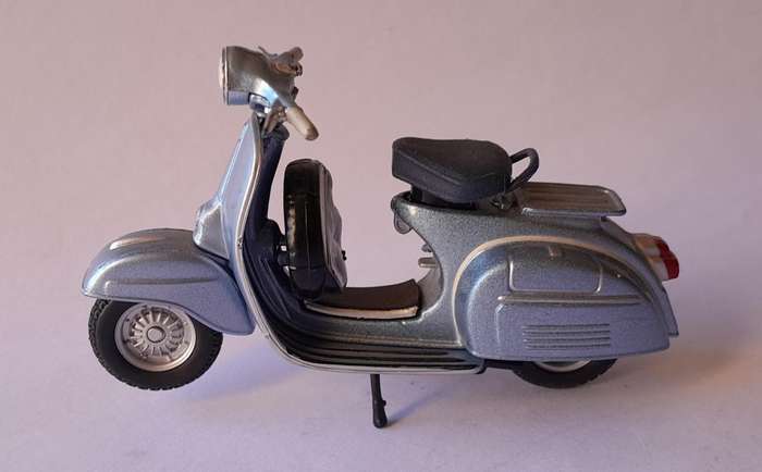 Vintage Maisto Die-Cast Vespa 150 Super (1965).  9.5cm