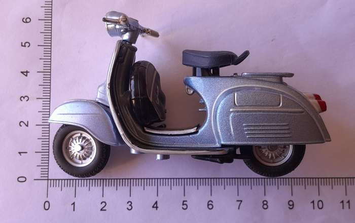 Vintage Maisto Die-Cast Vespa 150 Super (1965).  9.5cm