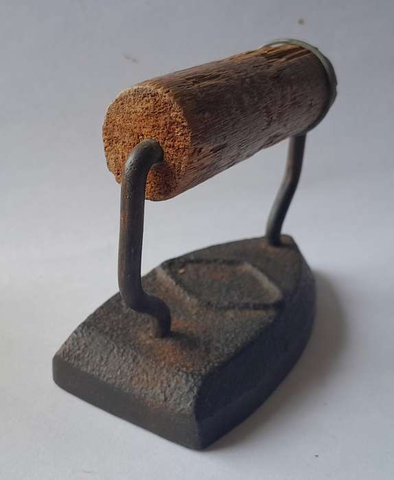Antique Rustic Sad Iron.  9 x 8 x 5cm.